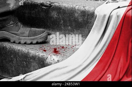 Das Bein des Militärs steht auf der Stufe neben der Flagge Polens, dem Konzept des militärischen Konflikts Stockfoto