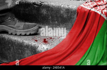 Das Bein des Militärs steht auf der Stufe neben der Flagge von Belarus, dem Konzept des militärischen Konflikts Stockfoto