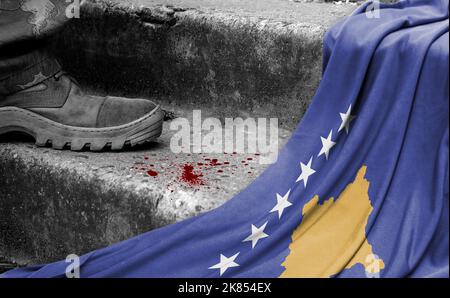 Das Bein des Militärs steht auf der Stufe neben der Flagge des Kosovo, dem Konzept des militärischen Konflikts Stockfoto