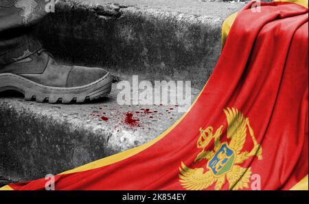 Das Bein des Militärs steht auf der Stufe neben der Flagge Montenegros, dem Konzept des militärischen Konflikts Stockfoto