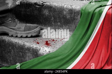 Das Bein des Militärs steht auf der Stufe neben der Flagge von Tatarstan, dem Konzept des militärischen Konflikts Stockfoto