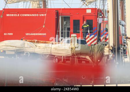 Terschelling, Niederlande. 21. Oktober 2022. 2022-10-21 08:55:10 HARLINGEN - Notdienste im Hafen von Harlingen. Nach dem Zusammenstoß zwischen einem Schnellboot und einem Wassertaxi zwischen Terschelling und Vlieland suchen die Einsatzkräfte nach Vermissten. ANP ANTON Kappers netherlands Out - belgium Out Credit: ANP/Alamy Live News Stockfoto