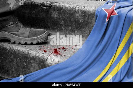 Das Bein des Militärs steht auf der Stufe neben der Flagge von Aruba, dem Konzept des militärischen Konflikts Stockfoto