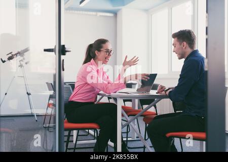 Emotionales Paar junger Kollegen, die in einem modernen Büro streiten. afroamerikanische Geschäftsfrau, die ihren traurigen Mann, ihren Assistenten, Platz, Seite, anschrie Stockfoto