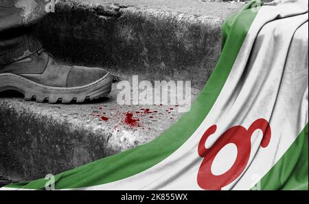 Das Bein des Militärs steht auf der Stufe neben der Flagge Inguschetiens, dem Konzept des militärischen Konflikts Stockfoto