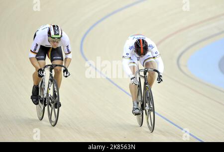 Der deutsche Maximillian Levy (links) und der britische Jason Kenny im Sprint-Viertelfinale der Männer Stockfoto