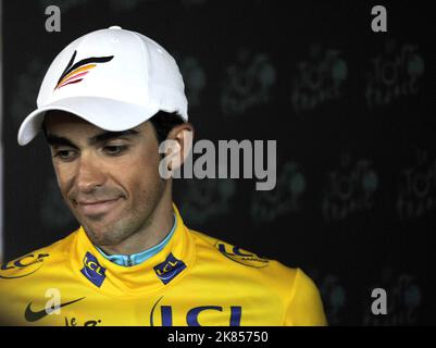 Das Team Astana ist Alberto Contador, nachdem es nach dem Zeitfahren der Etappe 19 das gelbe Trikot behalten hatte Stockfoto