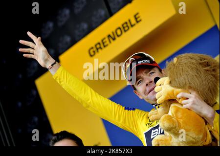 Cadel Evans vom BMC Racing Team feiert die Übernahme der Gesamtführung im gelben Trikot auf dem Podium nach der 20. Etappe Stockfoto