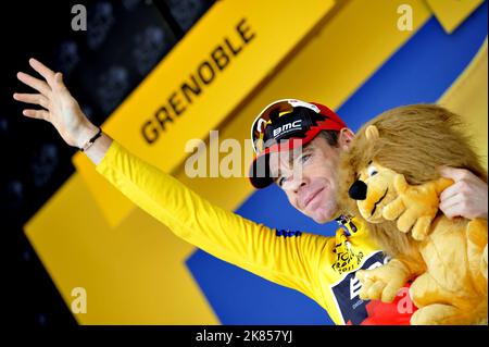 Cadel Evans vom BMC Racing Team feiert die Übernahme der Gesamtführung im gelben Trikot auf dem Podium nach der 20. Etappe Stockfoto