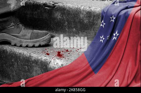 Das Bein des Militärs steht auf der Stufe neben der Flagge von Samoa, dem Konzept des militärischen Konflikts Stockfoto