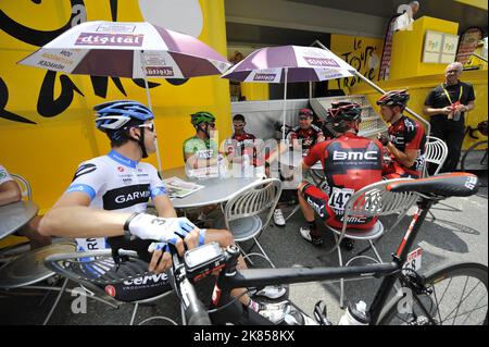 HTC - Highroad's Mark Cavendish (C) am Start mit Cadel Evans, George Hincapie und Team Garmin vom BMC Racing Team - Cervelos Christian Vande Velde vor dem Start der 13. Etappe Stockfoto