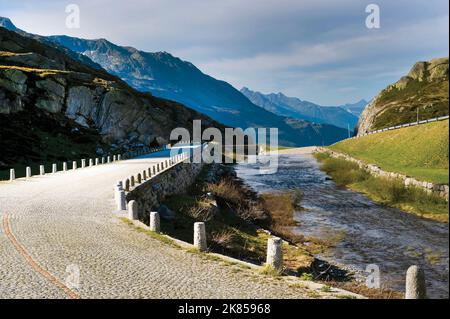 St. Gothard Pass, Schweiz wie in dem Buch Mountain High, the greatest Climbs in Europe von Daniel Friebe und Pete Goding veröffentlicht. HERAUSGEBER QUERCUS DIE VERÖFFENTLICHUNG DIESER BILDER IN BÜCHERN ODER BUCHAZINEN IN EINEM FORMAT, DAS DIE BESTEN RADSPORTKLETTERTOUREN IN GANZ EUROPA HERVORHEBT, IST VERBOTEN. Stockfoto