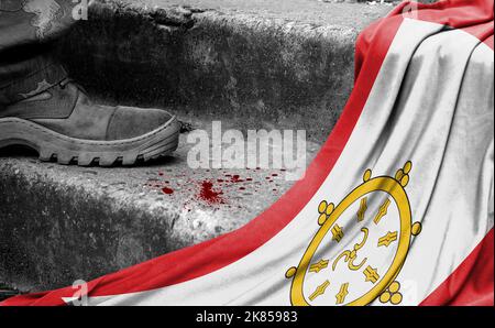 Das Bein des Militärs steht auf der Stufe neben der Flagge von Sikkim, dem Konzept des militärischen Konflikts Stockfoto