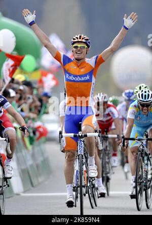 Etappe 3 der Tour in Romandy, Schweiz, feiert Luis Leon Sanchez vom Team Rabobank, als er die Etappe vor Gianni Meersman Lotto Belisol gewinnt Stockfoto