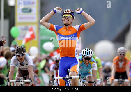 Etappe 3 der Tour in Romandy, Schweiz, feiert Luis Leon Sanchez vom Team Rabobank, als er die Etappe vor Gianni Meersman Lotto Belisol gewinnt Stockfoto