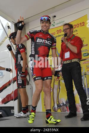 Die 3. Etappe der Tour of Romandy, Schweiz, geht Cadel Evans vom Team BMC auf das Startpodium zu, um sich für die 3.. Etappe des Rennens in La Neuveville anzumelden. Stockfoto