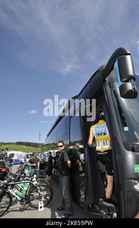 Etappe 4, Tour of Romandy, Bradley Wiggins von Team Sky Procycling, Walsk auf den Teambus vor dem Rennen in Bulle, schweiz Stockfoto