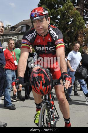 Die 3. Etappe der Tour of Romandy, Schweiz, geht Cadel Evans vom Team BMC auf das Startpodium zu, um sich für die 3.. Etappe des Rennens in La Neuveville anzumelden. Stockfoto