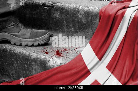 Das Bein des Militärs steht auf der Stufe neben der Flagge des Souveränen Malteserordens, dem Konzept des militärischen Konflikts Stockfoto