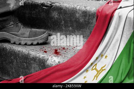 Das Bein des Militärs steht auf der Stufe neben der Flagge Tadschikistans, dem Konzept des militärischen Konflikts Stockfoto