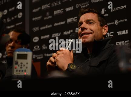 Cadel Evans vom BMC-Team der Gewinner des Vorjahres und einer der Favoriten, die dieses Jahr gewinnen werden, spricht mit den Medien während einer Pressekonferenz in ihrem Hotel in Lüttich, Belgien, einen Tag vor dem Start der Tour de France 2012. Stockfoto