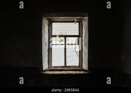 Altes verlassene einstöckige Gebäude dunkel ohne Fenster und Türen, zerstörtes Gebäude in der Ukraine Stockfoto