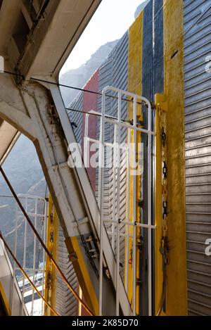 Santorini, Griechenland. 2022. Schwermetall-Doppelladerampen öffnen sich auf einem superferry-Schiff, das Passagiere und Fahrzeuge abladen soll. Stockfoto