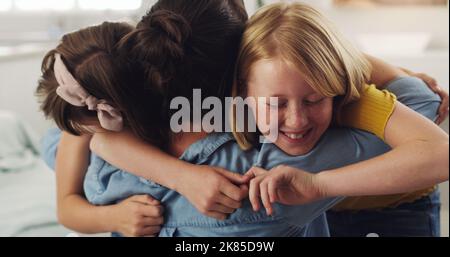 Ich lasse meine Babys nie los. Eine Mutter hält ihre jungen Töchter in der Nähe. Stockfoto