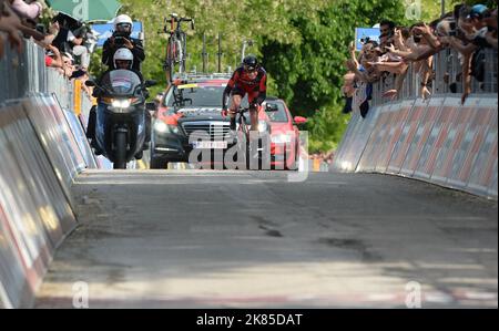 Cadel Evans sprintet die letzten 100m des Einzelzeitfahrens auf 7. in der Etappe und den zweiten in der Gesamtwertung. Giro D'Italia 2013, Etappe 8, Gabicce Mare - Saltara, Zeitfahren, Ziellinie Stockfoto