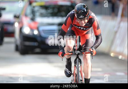 Cadel Evans sprintet die letzten 100m des Einzelzeitfahrens auf 7. in der Etappe und den zweiten in der Gesamtwertung. Giro D'Italia 2013, Etappe 8, Gabicce Mare - Saltara, Zeitfahren, Ziellinie Stockfoto