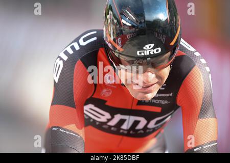 Cadel Evans sprintet die letzten 100m des Einzelzeitfahrens auf 7. in der Etappe und den zweiten in der Gesamtwertung. Giro D'Italia 2013, Etappe 8, Gabicce Mare - Saltara, Zeitfahren, Ziellinie Stockfoto