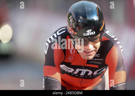 Cadel Evans sprintet die letzten 100m des Einzelzeitfahrens auf 7. in der Etappe und den zweiten in der Gesamtwertung. Giro D'Italia 2013, Etappe 8, Gabicce Mare - Saltara, Zeitfahren, Ziellinie Stockfoto