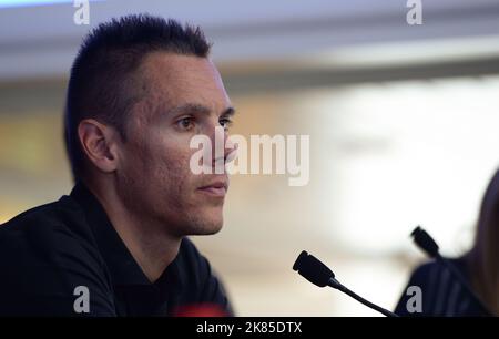 Pressekonferenz der Tour de France 2013 über die schwimmende Pressestelle der 'Mega Smeralda' Corsican Ferry. Philippe Gilbert von BMC beantwortet Fragen aus den Medien der Welt. Stockfoto