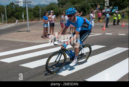 David Millar vom Team Garmin Sharp fährt am Eröffnungstag über eine Zebrakreuzung zur Tour de France in Porto Vecchio. Stockfoto