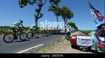 Mark Cavendish Team Omega Pharma Quickstep und Team Sky reiten durch die Weinberge Südfrankreichs, während ein britischer Fan sie anfeuert, während der Etappe 7 der Tour de France 2013 von Montpellier nach Albi. Stockfoto