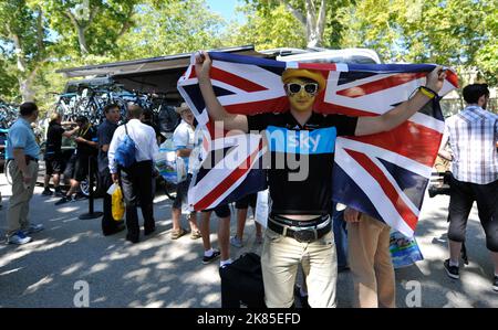 Vor der 7. Etappe der Tour de France 2013, von Montpellier nach Albi, steht ein Sky Procycling-Teamfan gegenüber dem Mannschaftsbus mit einer britischen Flagge von Union Jack. Stockfoto