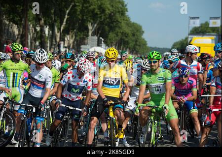 Vor dem Rennen stehen Fahrer am letzten Tag, darunter Chris Froome von Team Sky aus Großbritannien (Mitte), vor dem Schloss von Versailles. Stockfoto