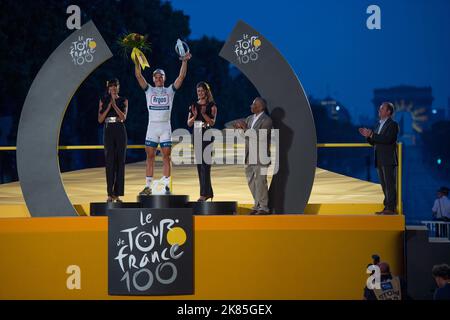 Marcel Kittel stand auf dem Podium, nachdem er am 21.. Juli 2013 die letzte Etappe der Tour de France 100. in Paris auf den Champs Elysees gewonnen hatte. Stockfoto