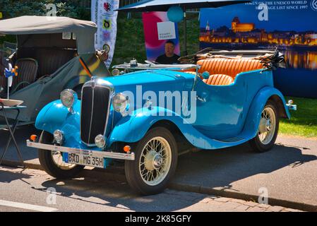 BADEN BADEN, DEUTSCHLAND - JULI 2022: Blue Morris Eight 8 1935 Cabrio Roadster, Oldtimer-Treffen im Kurpark. Stockfoto