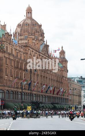 Die Pelotonfahrt durch das Kaufhaus Harrods in Knightsbridge während der ersten Surrey Classic am 4.. August 2013. Stockfoto