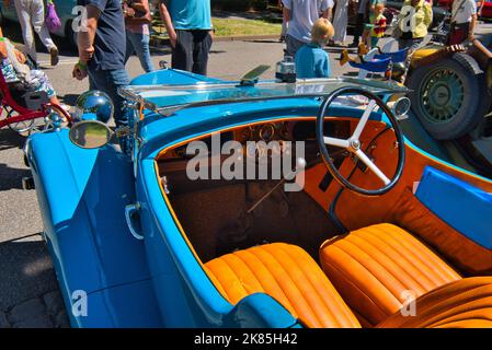 BADEN BADEN, DEUTSCHLAND - JULI 2022: Orangefarbener Innenraum des blauen Morris Eight 8 1935 Cabrio-Roadsters, Oldtimer-Treffen im Kurpark. Stockfoto