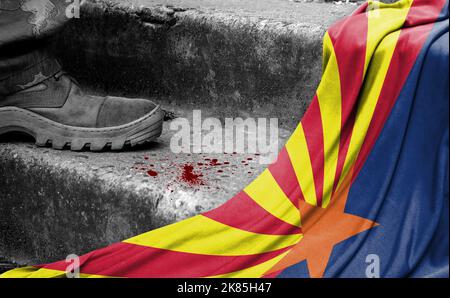 Das Bein des Militärs steht auf der Stufe neben der Flagge des Staates Arizona, dem Konzept des militärischen Konflikts Stockfoto