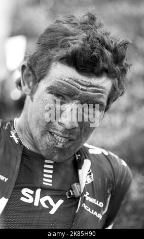 Luke Rowe von Team Sky zeigt, wie hart der Paris Roubaix 2014 durch den Dreck und Dreck auf seinem Gesicht war. Anmerkung der Redaktion: Dieses Bild wurde in Schwarzweiß konvertiert Stockfoto