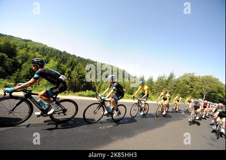 Richie Porte und Geraint Thomas Team Sky führen Teamkollege Chris Froome im gelben Leadertrikot vor Alberto Contadors Tinkoff-Saxo-Bank-Team während der 3. Etappe des CritŽerium du Dauphiné von Ambert nach La Teil vor Stockfoto