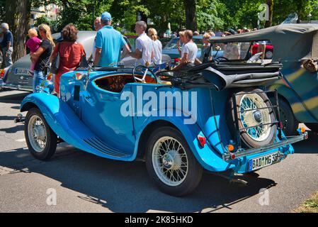 BADEN BADEN, DEUTSCHLAND - JULI 2022: Blue Morris Eight 8 1935 Cabrio Roadster, Oldtimer-Treffen im Kurpark. Stockfoto