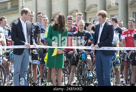 Herzogin und Duke of Cambridge und Prinz Harry schneiden zu Beginn des Rennens im Harewood House das Band, während Chris Froome hinter sich sieht Stockfoto