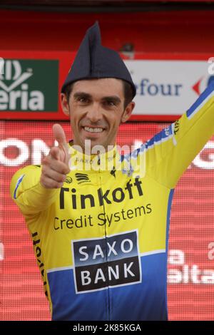 Alberto Contador von Tinkoff-Saxo auf dem Podium, als er seine Gesamtführung mit dem Gewinn der Königsetappe der Vuelta a EspanÃ±A feiert Stockfoto