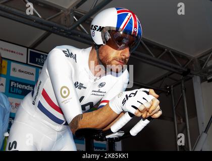 Etappe 8a 2014 Tour of Britain Bradley wiggins vom Team Sky in Union Jack-Lackierung setzt sich selbst zusammen, bevor er die Startaufstiegsrampe hinuntergeht Stockfoto