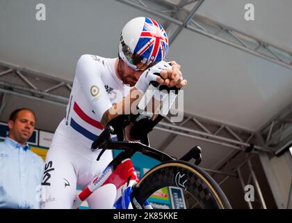 Etappe 8a 2014 Tour of Britain Bradley wiggins vom Team Sky in Union Jack-Lackierung setzt sich selbst zusammen, bevor er die Startaufstiegsrampe hinuntergeht Stockfoto