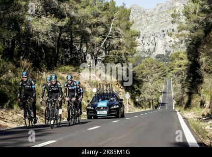 Team Sky-Radfahrer haben sich während des Sky-Trainingslagers im Vanity Sports Hotel, Puerto de Alcudia, Mallorca, auf einer Trainingsfahrt angesehen. Stockfoto